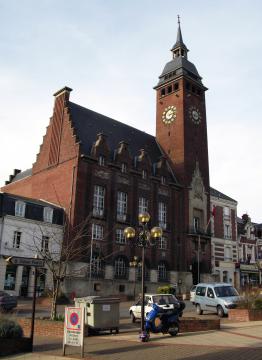 Montdidier (Somme, France) - L'Hôtel-de-ville. Juste à gauche, se trouve l'Office du Tourisme (façade blanche et toit d'ardoises). .