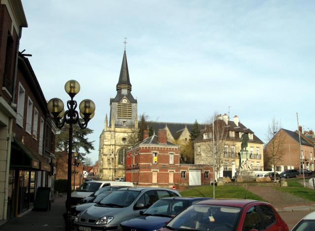 Montdidier (Somme, France) - La Place Parmentier avec, en arrière-plan, l'église Saint-Pierre et à droite la statue de Parmentier. . .