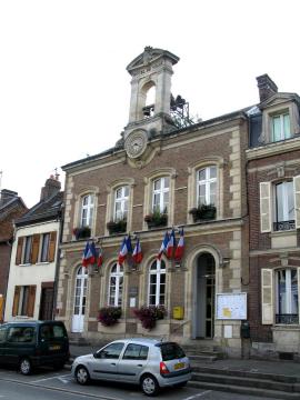 Picquigny (Somme, France) - La Mairie, dont la date de construction est parfaitement lisible, sous l'horloge (1852). .