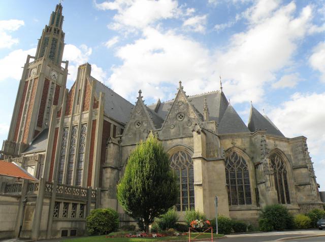 Roye, comm. de la Somme, France (région Picardie). Eglise Saint-Pierre, reconstruite en béton, à l'exception du choeur, après sa…