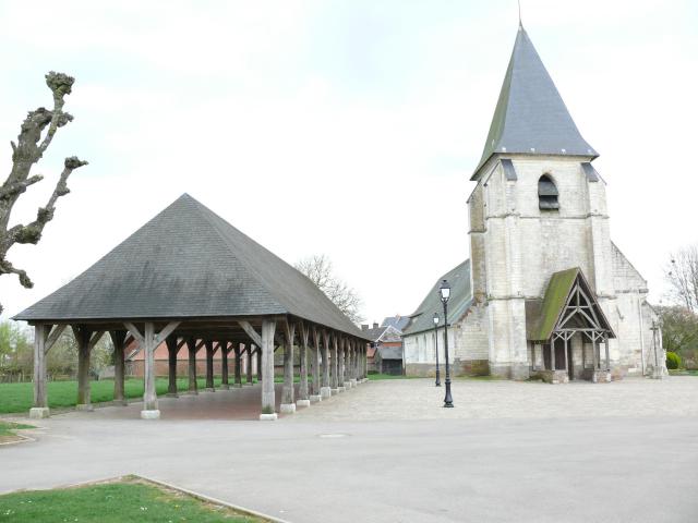 Église et halle d'Hornoy-le-Bourg.