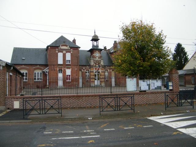 Bâtiments communaux, mairie-école.