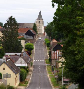 Puchevillers (Somme, France) - L'église est juste sur le côté de la route qui traverse le village. .