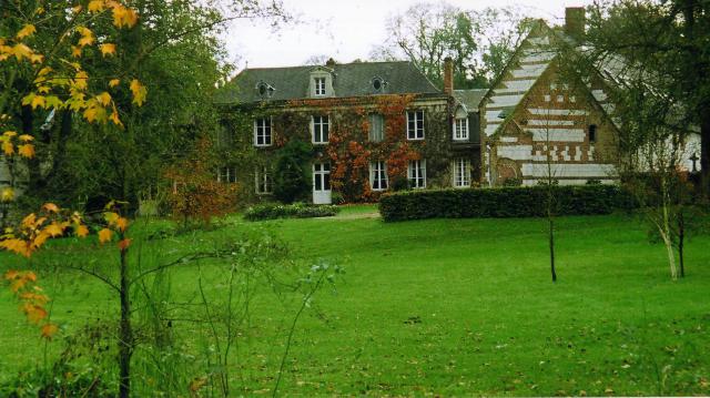 Maisnières (Somme, France) Façade arrière du château d'Harcelaines, vue de la route (mi-XVIe, mi-XIXe).