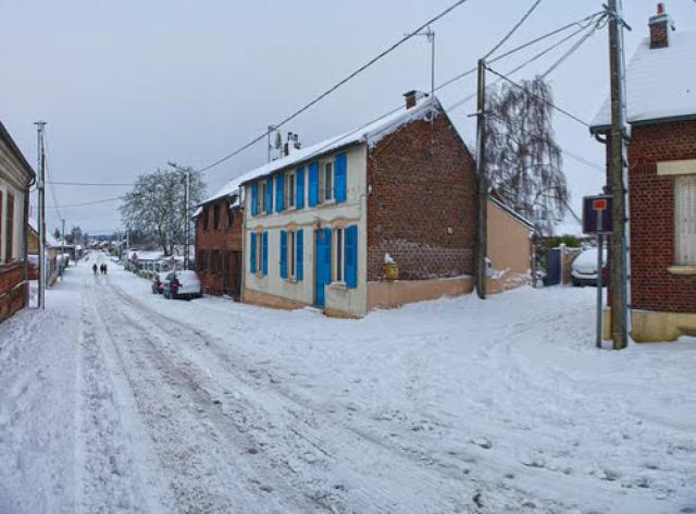 Thennes, la rue des écoles en Hiver.