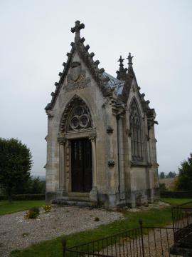 Epagne-Epagnette, Somme, Fr, chapelle funéraire dans le cimetière.