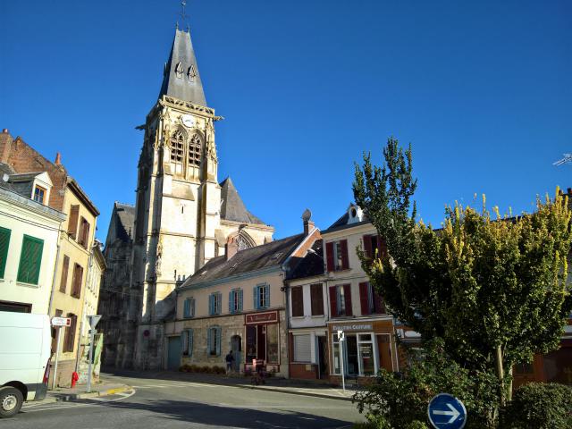 Conty - Extrémité ouest de la place du Général-de-Gaulle et clocher de l'église Saint-Antoine