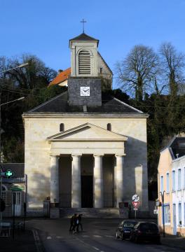 Boves (Somme, France) - L'église (vue de face). Elle se dresse juste dans l'axe de la rue principale (rue Victor Hugo), au pied de la…