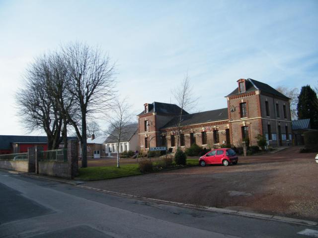 Face à l'église : mairie et local des sapeurs pompiers.