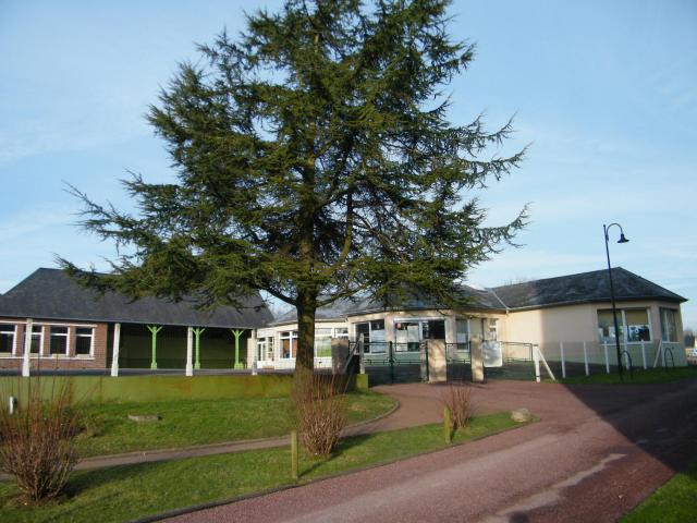 Derrière l'église : école et salle des fêtes.