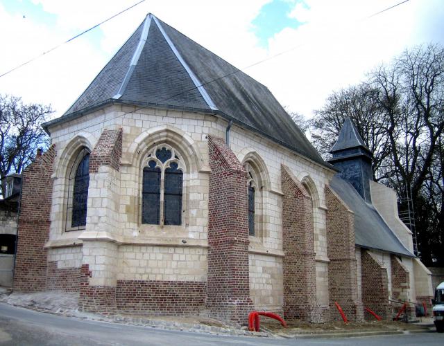 Saveuse (Somme, France) Le chevet de l'église, vu lors de la fin des travaux de restauration. Lieu de la prise de vue 49° 53′ 53,07″ N, 2°…