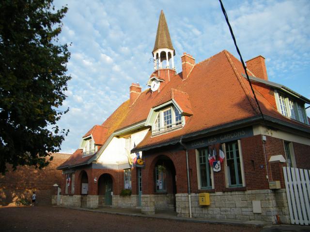 Mairie à clocheton, école de filles et école de garçons.