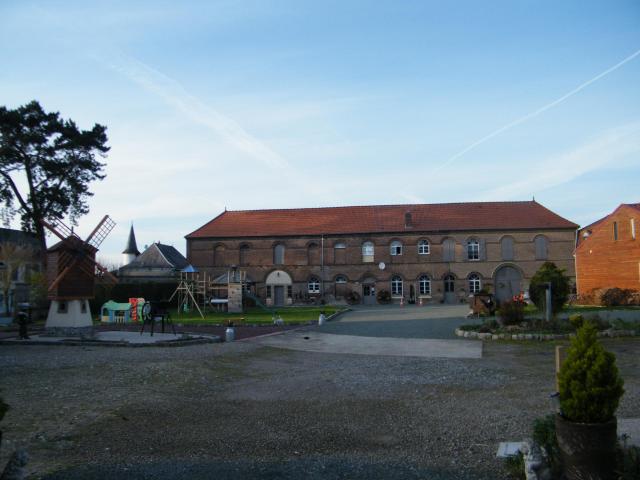 A côté de l'église, la ferme du Praël.
