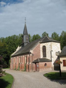 église de Pont-Noyelles vue du sud-est : clocher, muraille sud, sacristie et abside. Construction en pierre et brique.