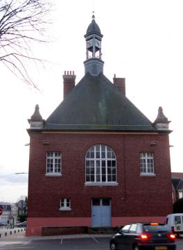 Roisel (Somme, France) - La façade arrière de l'hôtel-de-ville. .