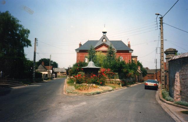 Ramburelles (Somme, France) L'école Delattre (côté sud) avec le vieux puits.