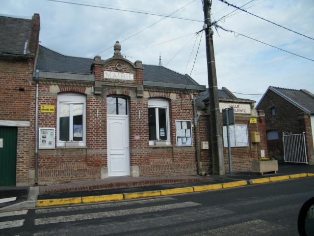 Mairie et accès à la salle polyvalente.