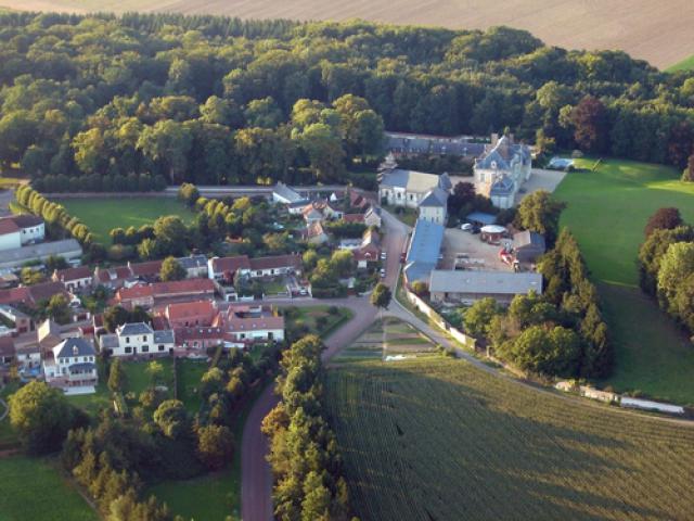 Prouzel et son château vus en ballon