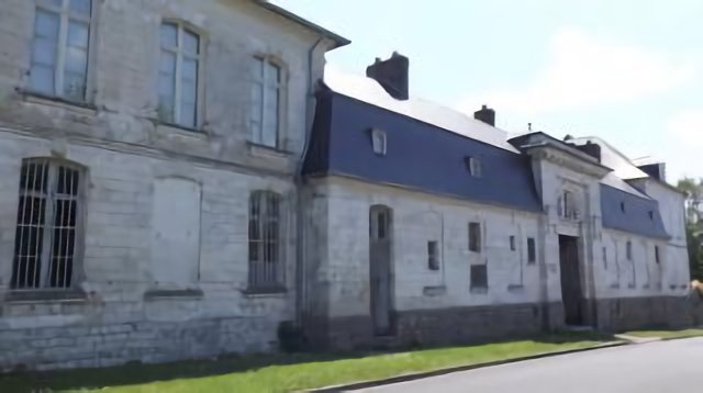château de Flesselles, bâtiment 18è sur la place