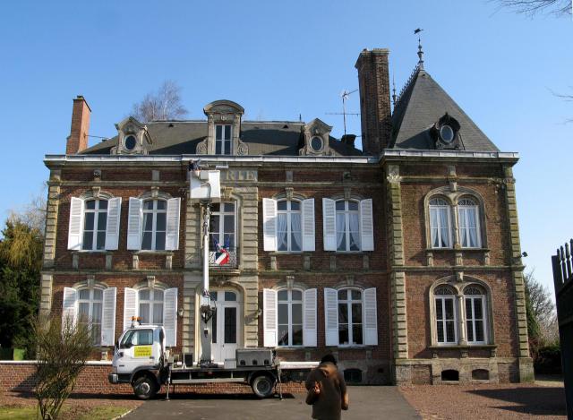 Flesselles (Somme, France) - La mairie, caractérisée par l'élégance de l'encadrement de sa porte et de ses fenêtres. .