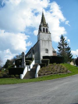 L'église, sur son promontoire.