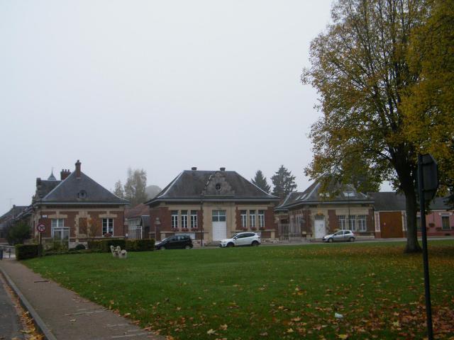 Bâtiments communaux : mairie et école.