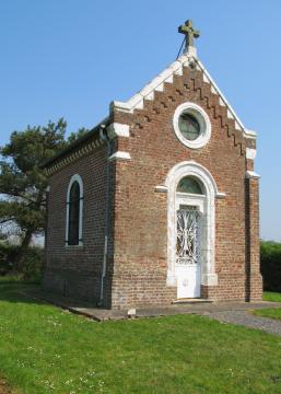 Briquemesnil-Floxicourt (Somme, France) Chapelle à la sortie du village, près du cimetière. Lieu de la prise de vue 49° 53′ 14,63″ N, 2°…