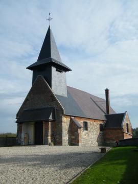 L'église dont la sacristie dispose du chauffage.