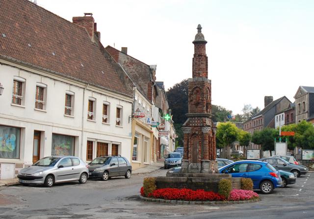Bakstenen zuil, die door Eleonora van Aquitanië in 1189 zou opgericht zijn voor haar twee zonen (Richard I Leeuwenhart en zijn broer Jan…