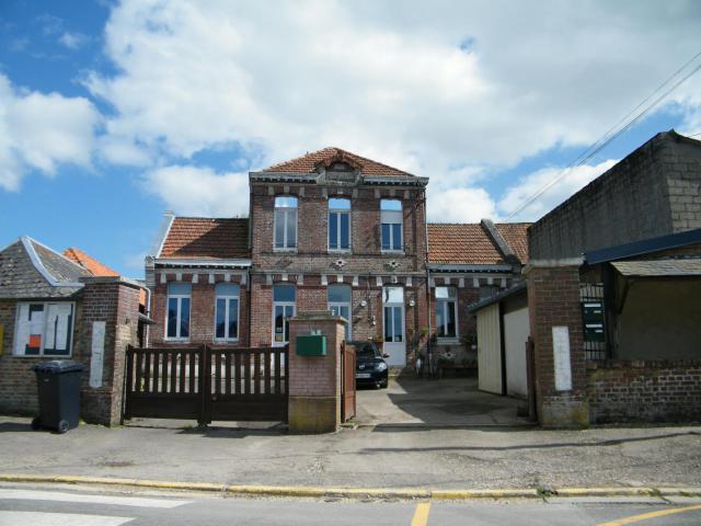 Andainville (Somme, France), mairie-école, datée de 1889.