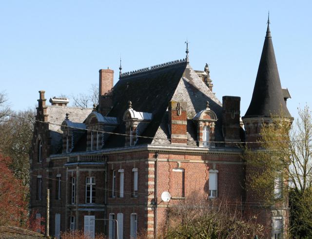 Baizieux (Somme, France) - Le château, aperçu depuis la grande place devant la mairie.