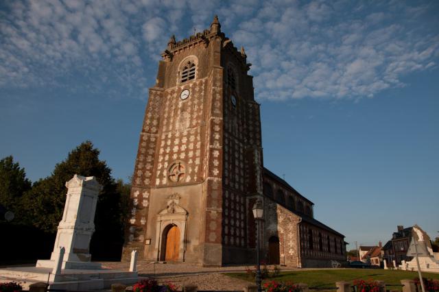 Eglise de Saint-Blimont dont le clocher est une ancienne tour de guet.