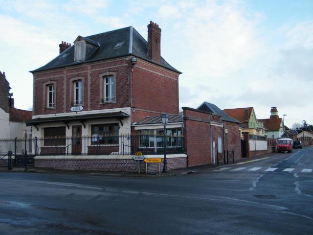 Mairie, bâtiments communaux et à droite, en vert, l'école Pierre Dupont.