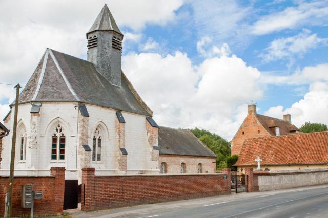 Autour de l'église : le cimetière de Machy (Somme).