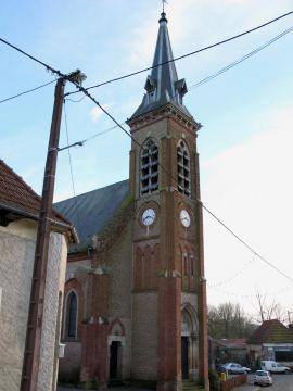 Occoches (Somme, France) - Vue partielle de l'église. Chaque abat-son du clocher est protégé par une feuille de zing dont le rebord est…