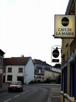 Domart-en-Ponthieu (Somme, France) - Le Monument aux Morts, juste dans l'axe de la rue "Gaston Morin" (rue principale traversant le…