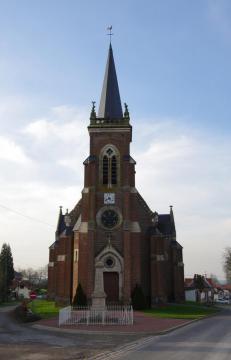 Gorenflos (Somme, France). L'église et le monument aux morts.