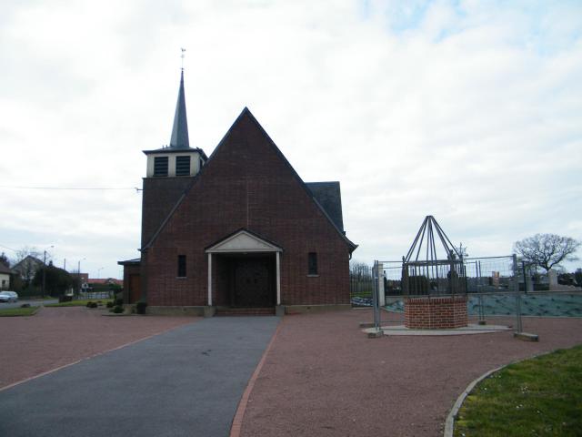 église Saint-Sauveur, reconstruite après les bombardements de la Seconde Guerre mondiale.