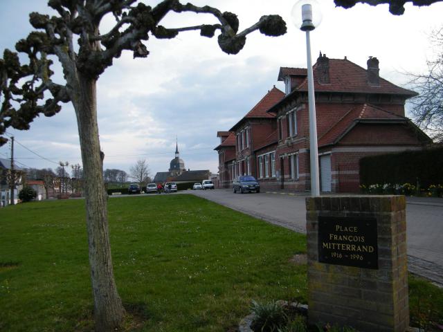 La place du village : école et mairie.