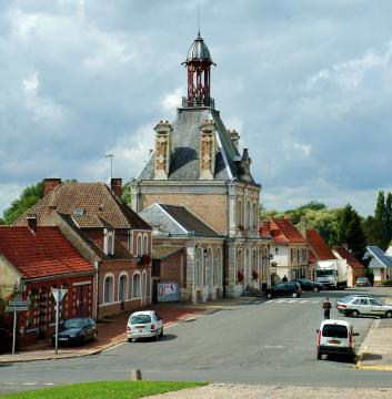 Long (Somme, France). La place centrale et l'hôtel-de-ville, vus depuis la petite esplanade du château.