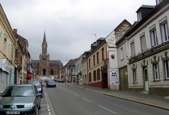 Ailly-sur-Noye (Somme, France) - Centre-ville : l'église vue de la "rue St-Martin" (axe Amiens vers Montdidier). L'endroit où fut prise la…