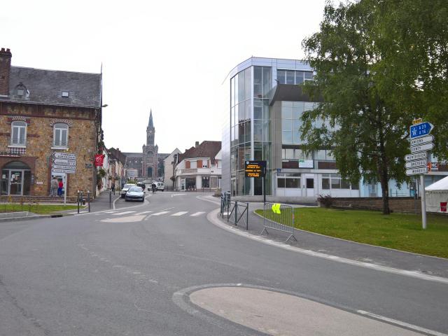 Vue générale d'Ailly-sur-Noye depuis la RD 920 : à droite, la mairie, au fond, l'église.