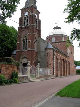Grivesnes (Somme, France) - L'église avec son dôme, si particulier dans la région.