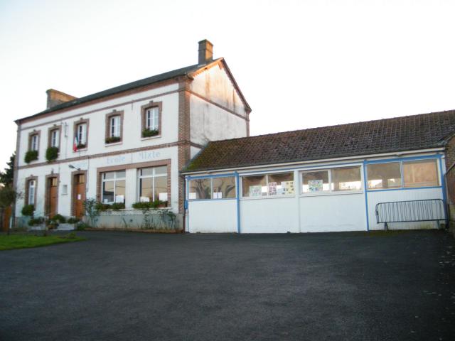 Mairie et école de Ponches-Estruval.