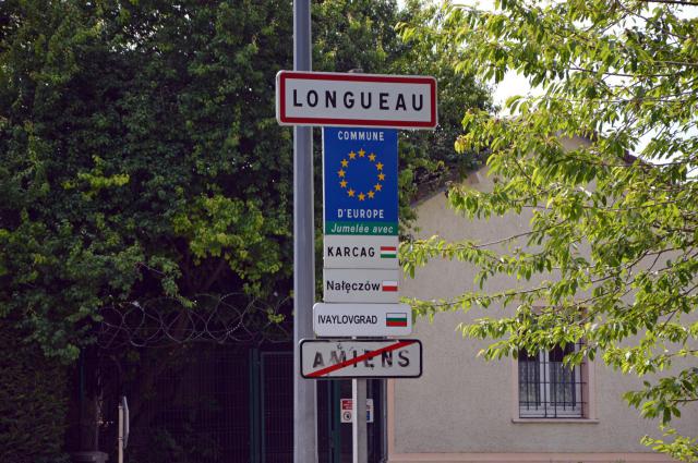 Panneau entrée de Longueau en venant d'Amiens avec les communes jumelées