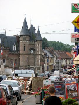 Corbie (Somme, France) - Rue principale avec mairie et monument aux morts. Rue Marcellin Truquin (vue vers le Sud). Le Monument aux Morts…