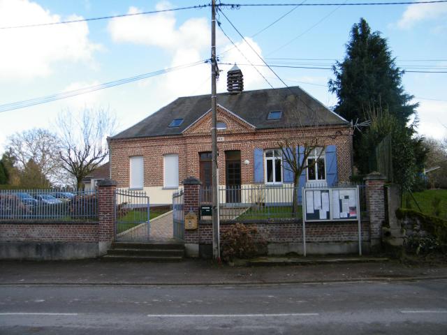 La mairie, face à l'école, à côté de la salle municipale, pas très loin de l'église.
