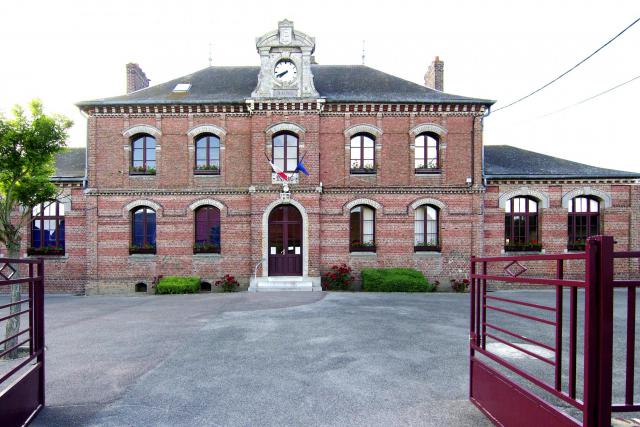 La Mairie/école du village de Pendé, Somme.