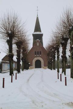 Allée de l'église de Mesnil-Bruntel (Somme), bordée de tilleuls têtards.