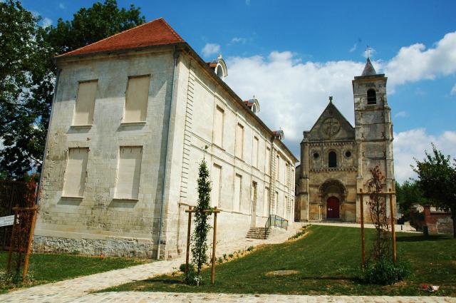 Berteaucourt-les-Dames (Somme, France). L'abbaye et l'église.